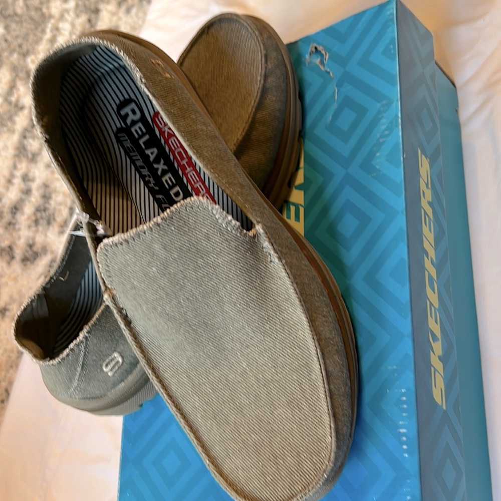 Men’s Sketcher’s Loafer Size 8 Taupe Superior Relaxed Fit Memory Foam Comfy NWT - Picture 1 of 7